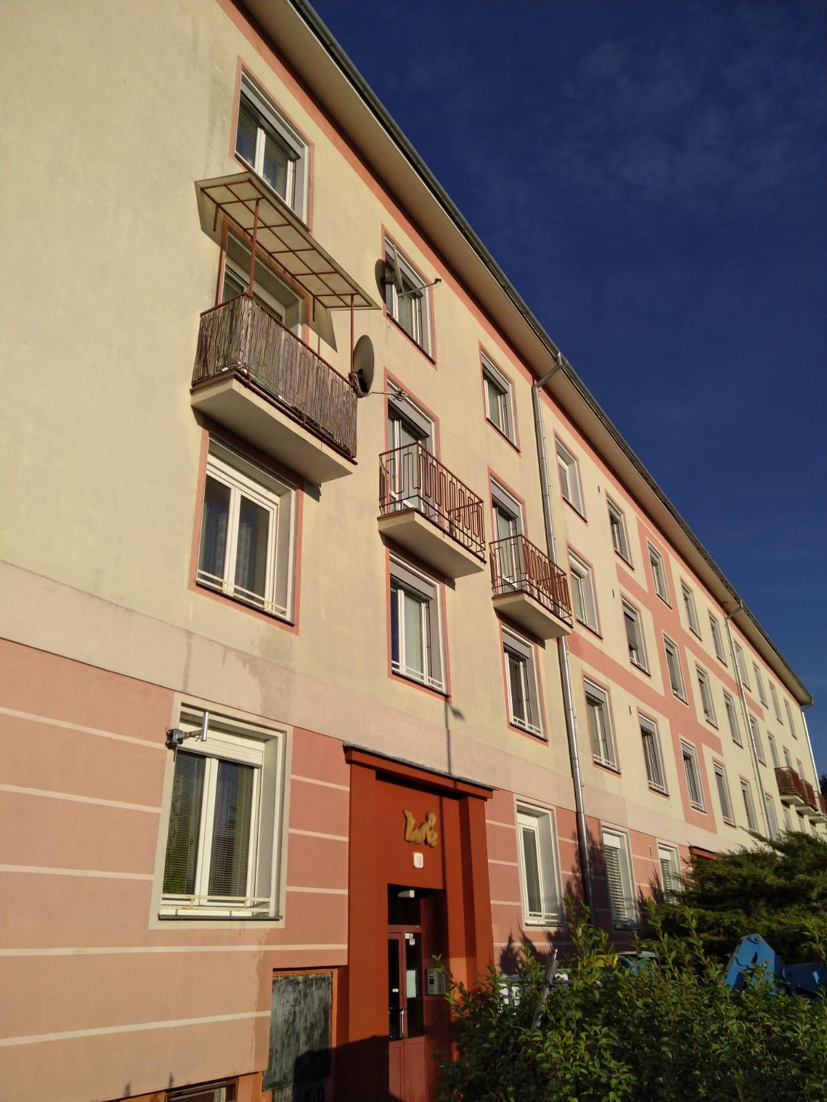 Čistenie a impregnácia fasády bytového domu v Žiari nad Hronom