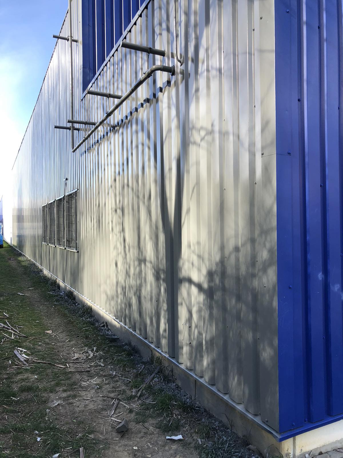 Prepláštenie a striekanie fasády predajne TESCO v Lučenci
